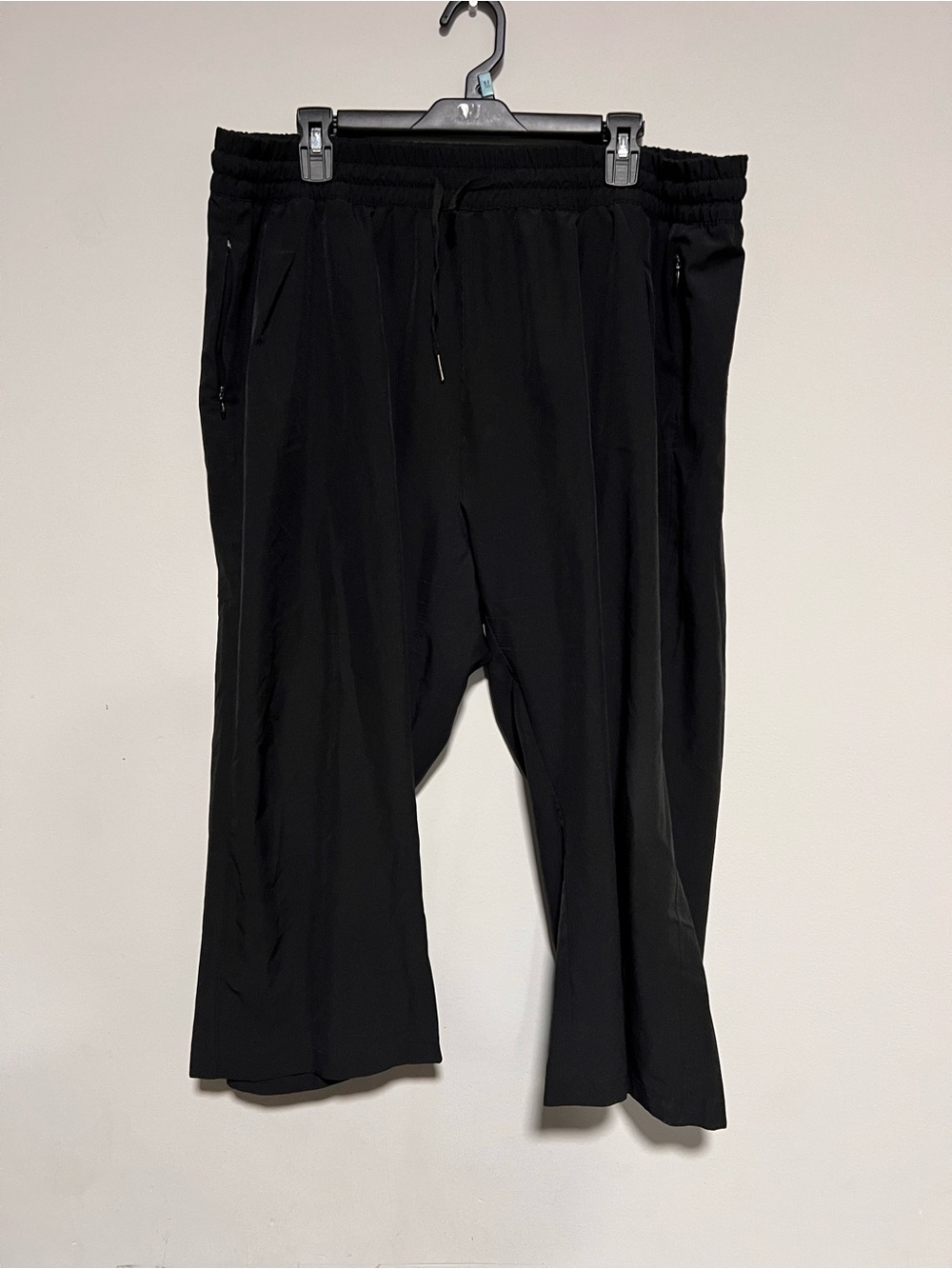 Live Your Greatness Womens Size  XXL Black Athletic Drawstring Pants Capris